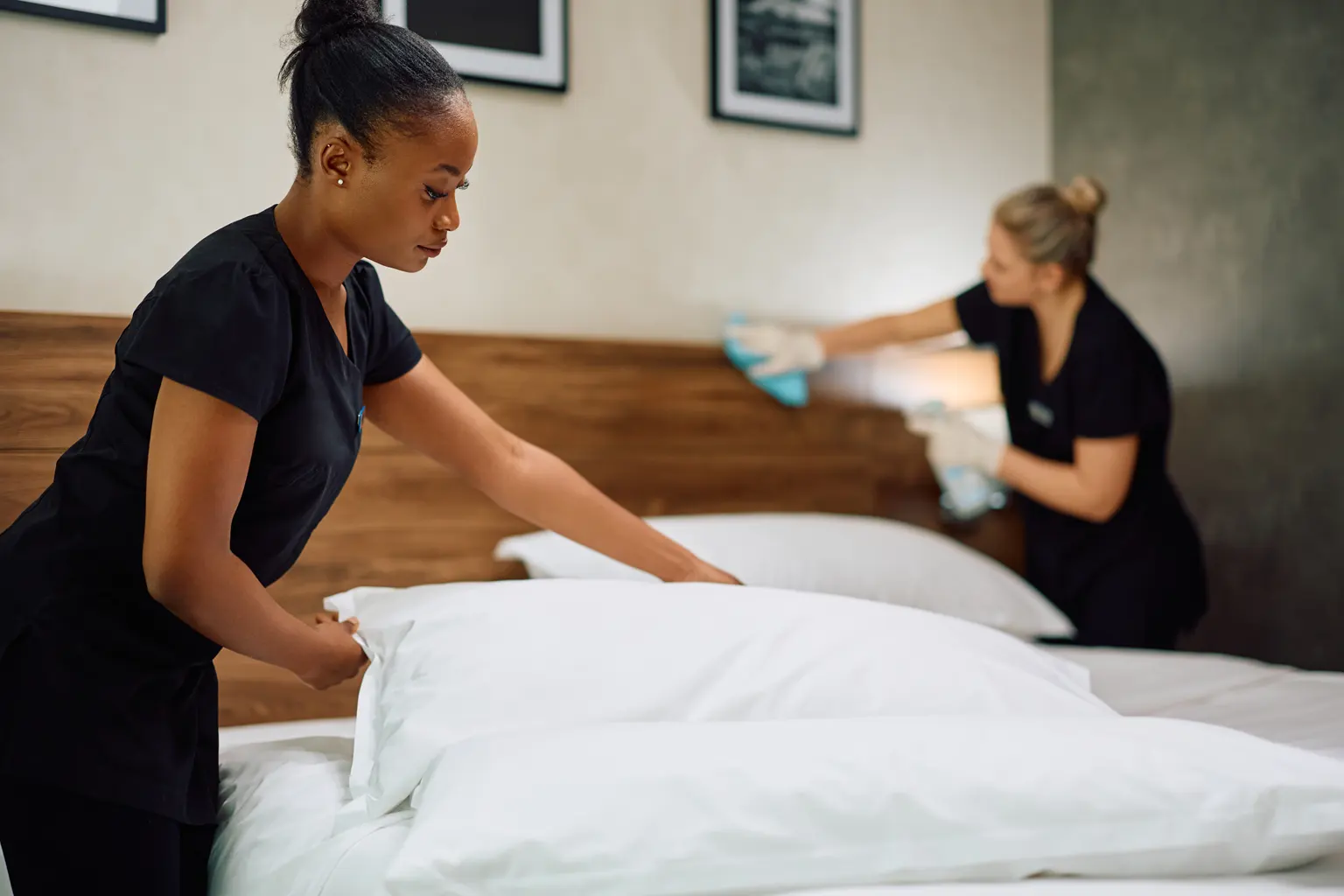 Professionele schoonmaak van een hotelkamer door housekeeping personeel